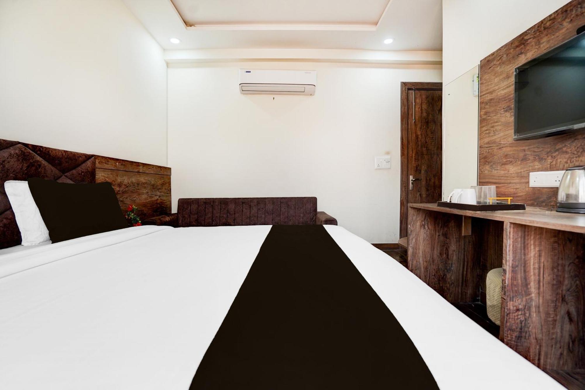Super Townhouse Taj Nagri Basai Formerly Royal Empire Tājganj Extérieur photo